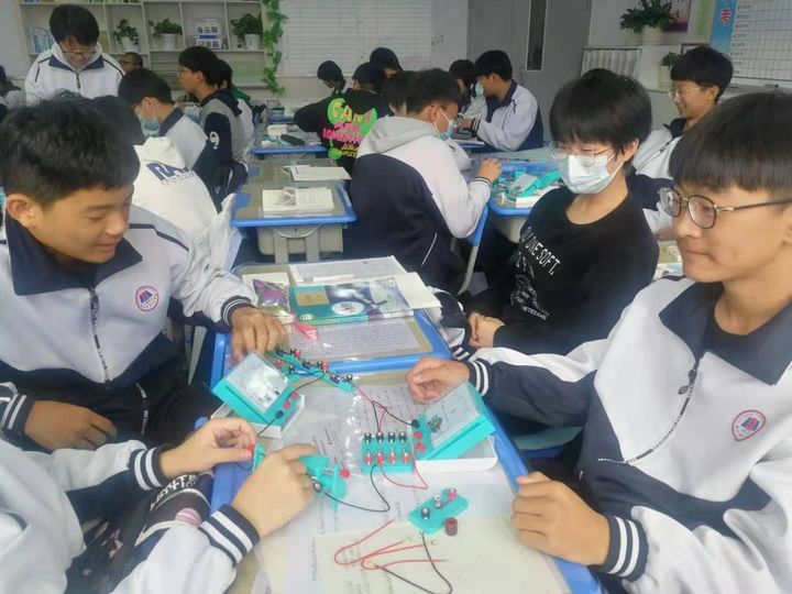 教师演示仪器光具座完成结构升级,刻度精度提升至 1 mm