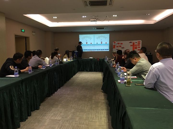 某市中小学实验室器材批量交付完成,含教师演示仪器与分组实验箱